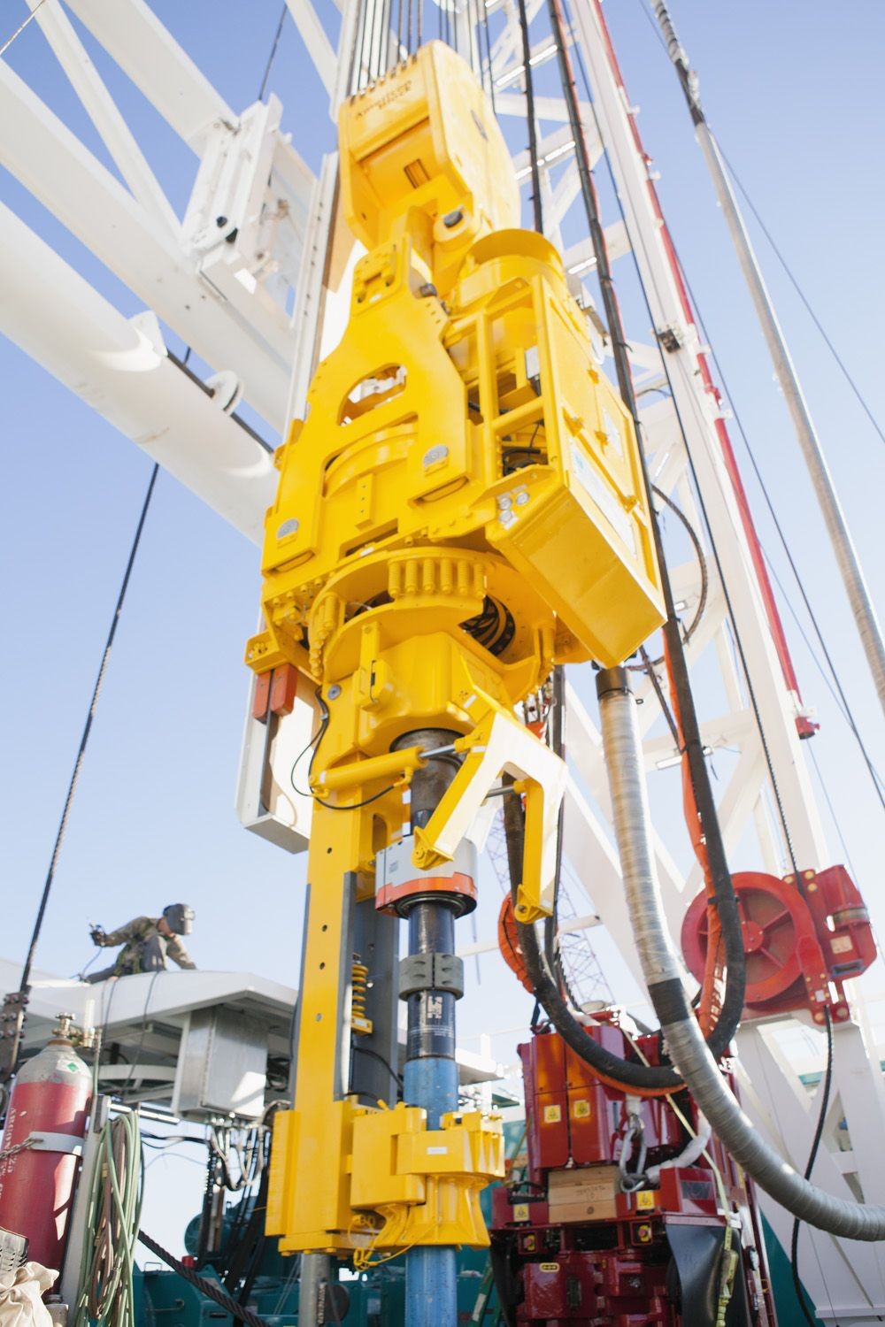Top drive Premium Oilfield Technologies instalado en un equipo de perforación